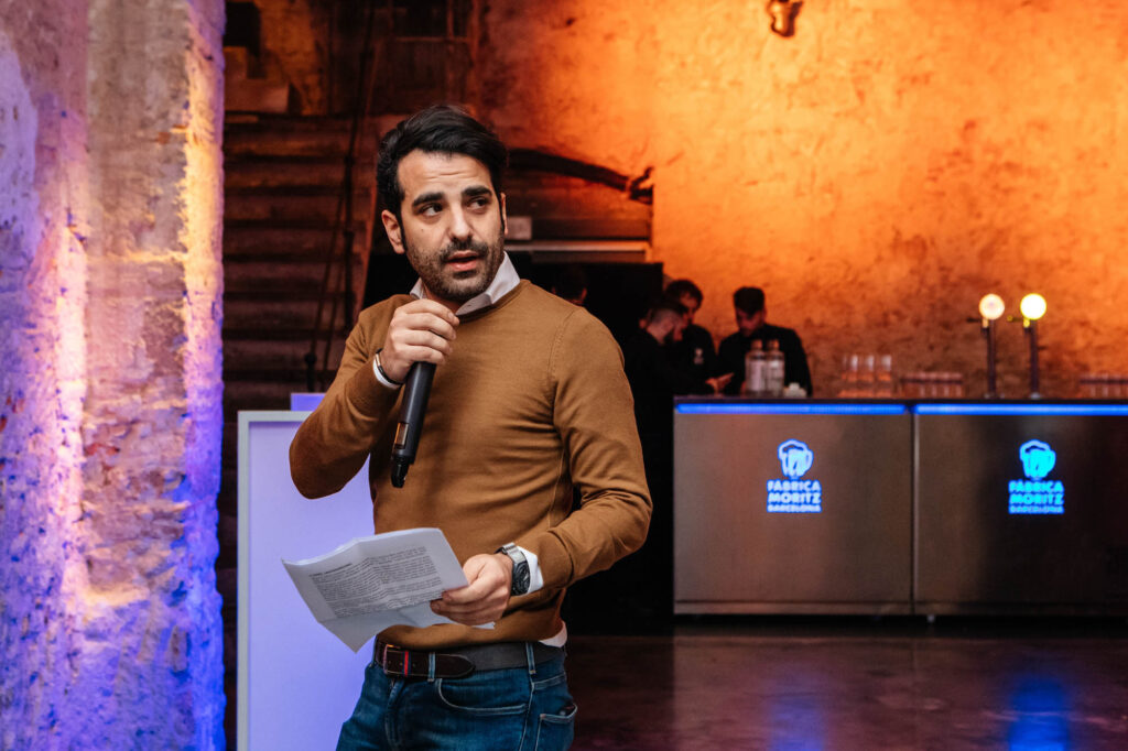 Fotografía de ponente durante una presentación corporativa en Barcelona