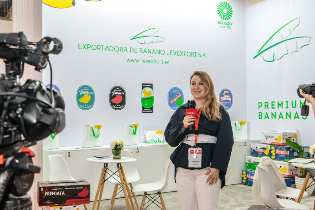 Entrevista en stand de empresa expositora durante una feria internacional