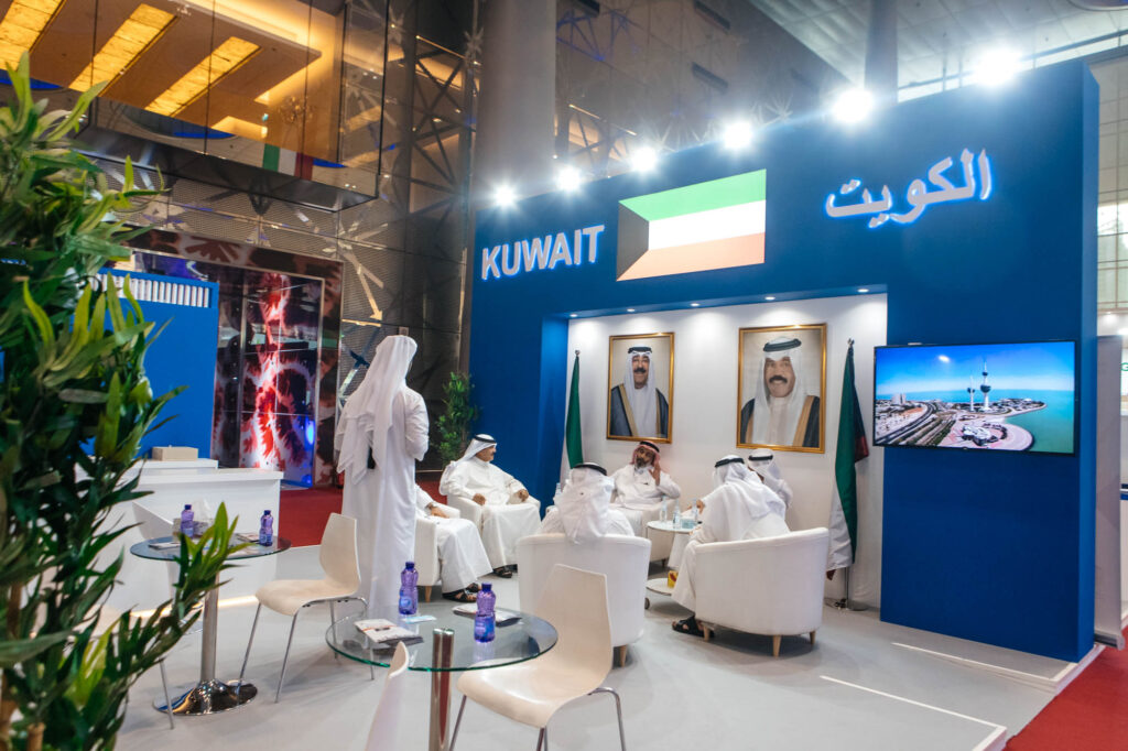 Stand institucional de Kuwait en feria internacional con zona de reuniones