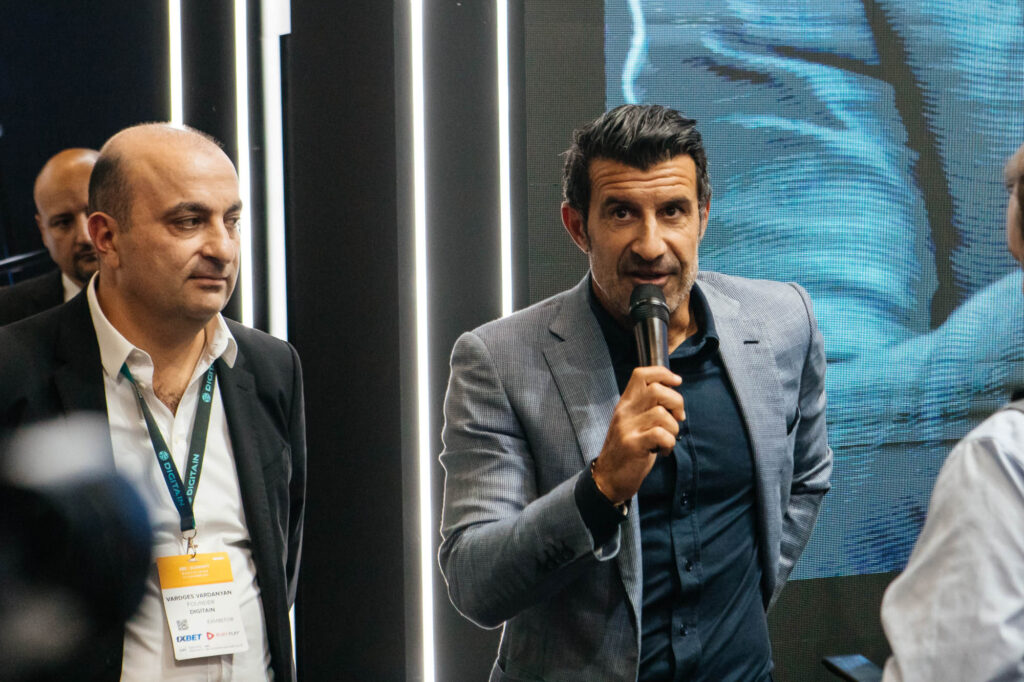 Luis Figo hablando durante una presentación en feria profesional
