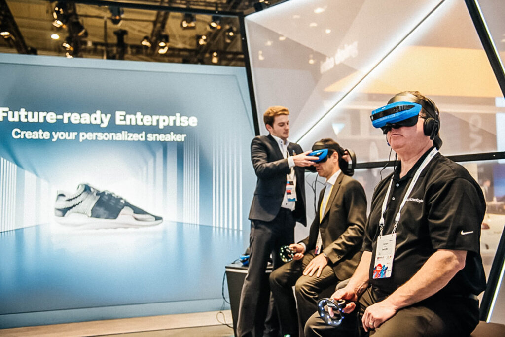 Demostración de realidad virtual en stand durante una feria internacional