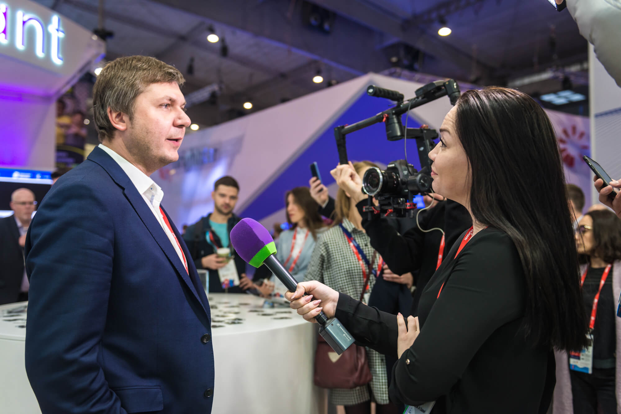 Fotógrafo de eventos corporativos durante una entrevista en feria internacional