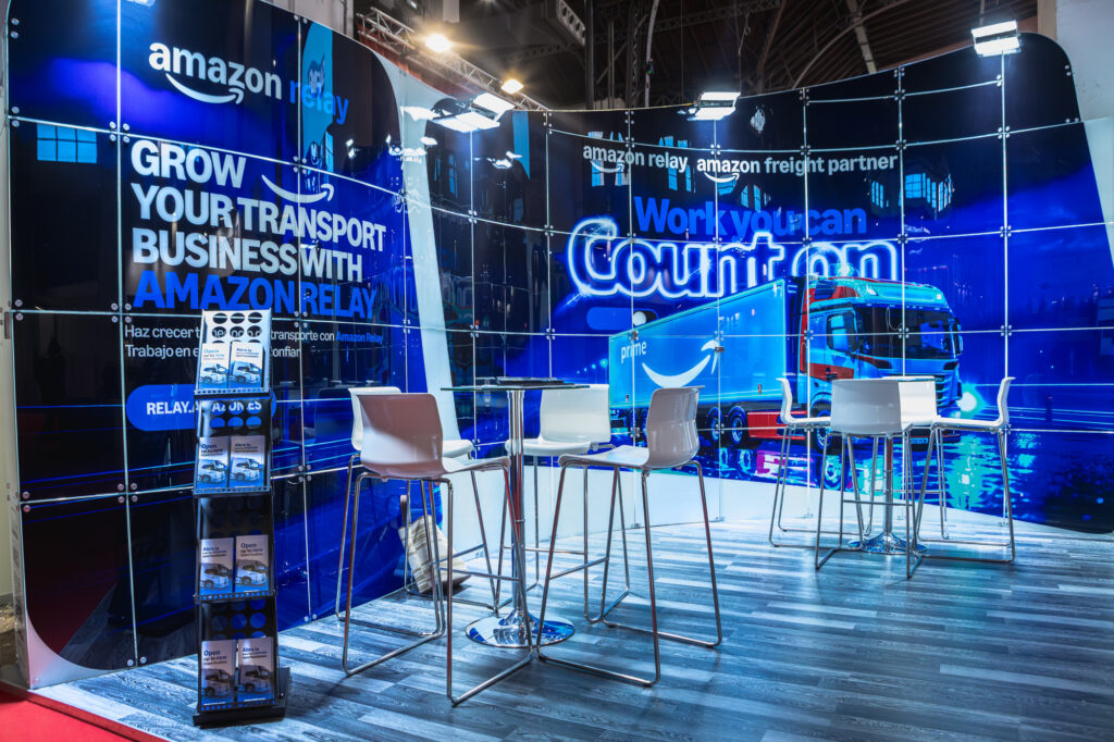 Detalle de branding, producto e iluminación en un stand de feria