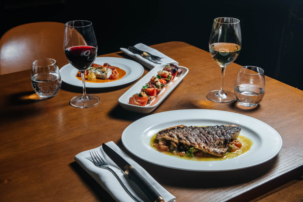Fotografía de platos y vinos para contenido gastronómico